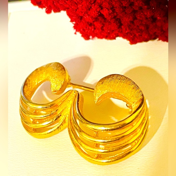 Vintage Signed Coro Gold Open Swirl Brooch - Picture 10 of 10